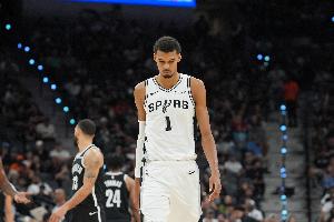 上半場(chǎng)遭遇嚴(yán)防！文班4投僅1中得到2分5板2助2帽 正負(fù)值-6