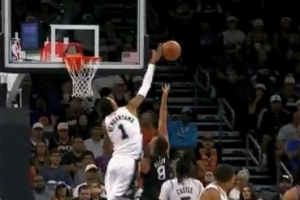 遮天蔽日！格雷森-阿倫強(qiáng)攻上籃 文班亞馬大帽扇出界外