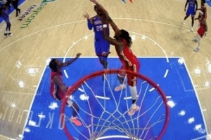 下手挺狠！盧尼一掌擊中阿杰伊-米切爾面部 被吹一級(jí)惡意犯規(guī)