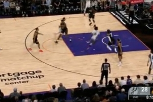 太穩(wěn)了！哈珀突破背后運(yùn)球過掉防守 上籃打成2+1