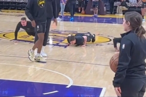 擱這賭球呢??東契奇半場三分一擊命中 三位助教老實做俯臥撐