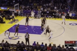 擰著也能進！東契奇造犯規(guī)后隨手一投 成功打成2+1