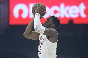 效率一般！米切爾半場11中4拿到13分3助 有2失誤3犯規(guī)