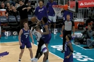 那是腦袋不是球！小橋封蓋直接打到亨德里克斯頭部 追加一級惡犯