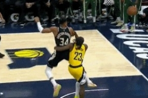 動(dòng)作有點(diǎn)大！字母哥反擊被內(nèi)史密斯放倒 后者被吹一級(jí)惡意犯規(guī)