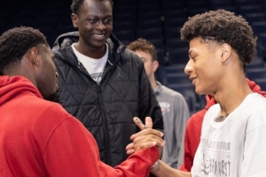 此前客場(chǎng)打雷霆！俄克拉荷馬大學(xué)隊(duì)友紛紛到場(chǎng)支持前隊(duì)友費(fèi)爾斯