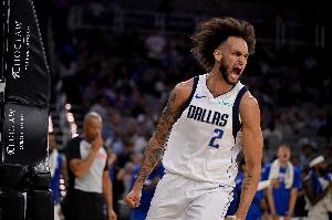 因右膝扭傷連續(xù)缺陣4場！基德：回到達(dá)拉斯后萊夫利接受重新評估