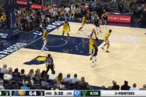 抬手就有！字母哥首次出手三分隨即命中 幫助雄鹿保持領(lǐng)先