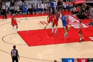 欺負人！弗拉格單打謝潑德 一路從三分線碾壓到籃下輕松得分