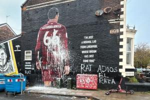 阿諾德利物浦壁畫今晨慘遭污損，被涂鴉大字：“再見吧，老鼠”