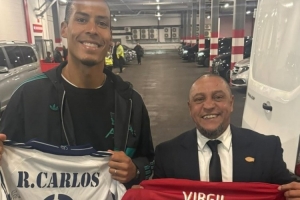 傳奇同框！范戴克與卡洛斯互換球衣，兩代頂級(jí)后衛(wèi)惺惺相惜