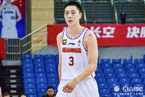 胡中鋒！全運(yùn)會首戰(zhàn)胡明軒貢獻(xiàn)7分5板3助4斷 官網(wǎng)給的位置是中鋒