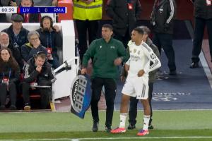 重回故地！阿諾德登場(chǎng)換下居萊爾，安菲爾德噓聲震天！