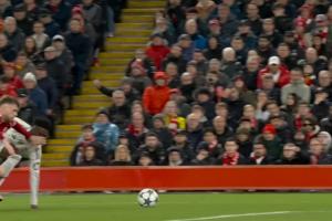 維尼修斯禁區(qū)倒地+抗議面部被打，裁判未作表示