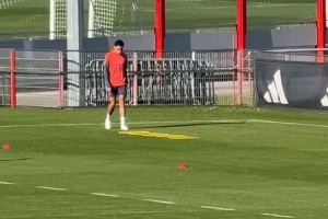 朝著復(fù)出邁進(jìn)！穆西亞拉今日繼續(xù)在拜仁基地單獨(dú)訓(xùn)練