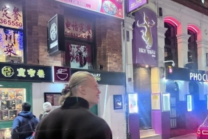 品嘗中華美食！哈蘭德社媒曬漫步街頭+吃燒臘照片：比賽日第二天