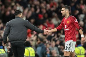 郵報(bào)：曼聯(lián)球迷因?qū)η袪栁?、達(dá)洛特發(fā)表恐同言論而被禁賽3年