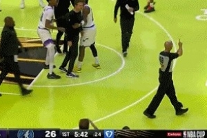 很不滿！戈貝爾補(bǔ)扣得手 爵士主帥進(jìn)場怒噴裁判無視前者犯規(guī)吃T