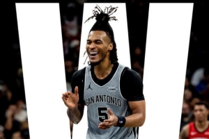 14分6板13助&正負值+25！馬刺官推曬贏球海報：卡斯爾登上封面