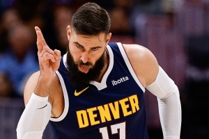 三分2中2你敢信？瓦蘭上半場(chǎng)8分鐘4中3砍下8分2籃板