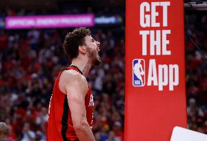 打成提款機(jī)了！申京再次碾壓文班進(jìn)內(nèi)線 轉(zhuǎn)身連續(xù)虛晃上籃打進(jìn)