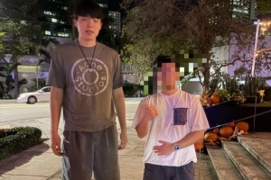 邁阿密球迷曬照：在邁阿密市區(qū)吃飯偶遇楊瀚森 成功要到合影！