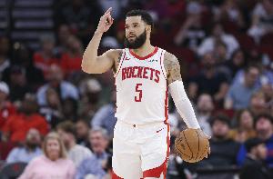 解說：比賽收官階段難免讓火箭思念范弗里特 他們進(jìn)攻依然滯澀