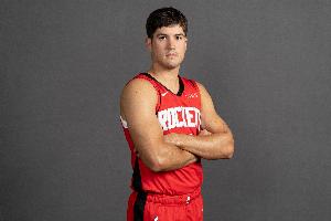 記者：謝潑德進攻端存在感十足 但特定防守回合他還是會暴露出來