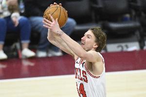 彈無虛發(fā)！布澤利斯半場6投全中 拿下13分6籃板&正負(fù)值+2