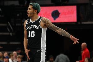 都挺拼！索漢和費(fèi)爾斯搶地板球發(fā)生小口角 但很快被裁判分開