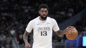 幸無(wú)大礙！馬紹爾搶板被夾擊受傷倒地 被攙扶離場(chǎng)治療后迅速回歸