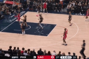 只見他騰空而起！比爾快攻機(jī)會(huì)飛速上空籃 結(jié)果以打鐵告終