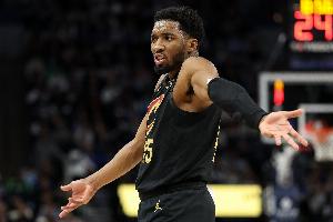 沒(méi)進(jìn)也挺帥的！米切爾滯空滿弓戰(zhàn)斧炸扣 直接砸到籃筐上了