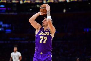 另類三節(jié)打卡！東契奇此前賽季場均出場39分鐘 本場僅出戰(zhàn)27分鐘