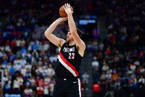 開拓者三中鋒輪換：克林根21分鐘 里斯11分半 羅威7分半 小楊DNP