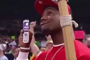 詹姆斯也追星??！誰來看看幼詹當(dāng)年用的這把老古董是什么手機(jī)？