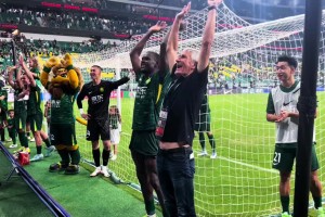 融入中超！實拍：塞蒂恩與工體北看臺球迷一起慶祝??