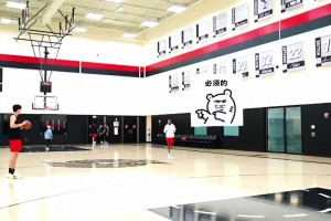 ??自信！獨(dú)自加練的楊瀚森讓教練猜猜自己能否命中這記超遠(yuǎn)三分