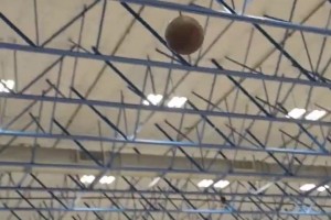 細節(jié)！布朗尼跟隨訓(xùn)練師針對自己的投籃出手進行調(diào)整！