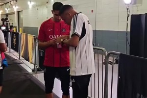 好友賽場相遇，姆巴佩賽前和阿什拉夫聊天+擁抱致意