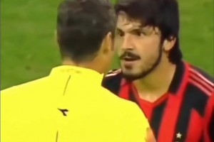 這也可以？C羅這記腳后跟進(jìn)球，讓在現(xiàn)場觀眾無不驚呼！