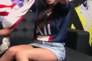 巴黎1-0領(lǐng)先！國外巴黎女解說嘉賓亮馬競球衣 皇馬嘉賓郁悶躺下