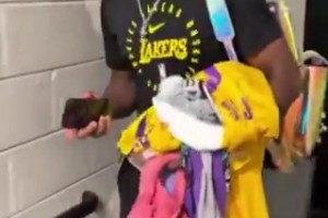 即將對(duì)抗?fàn)钤?！湖人主力布朗尼抵達(dá)場(chǎng)館