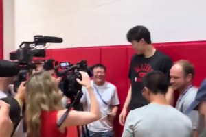 人氣很旺?。?0多家媒體出席楊瀚森首次夏聯(lián)采訪??