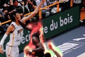 可怕的身體天賦！！文班亞馬這個(gè)負(fù)角度上籃屬實(shí)離譜