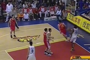 他就是中國男籃移動長城之一的王治郅！內線技術堪稱頂尖...