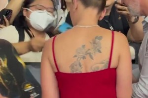 怪不得杜蘭特喜歡呢！寡姐的s曲線背影 超性感啊~