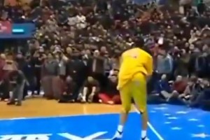 黃種人的頂級(jí)天賦！17歲時(shí)的易建聯(lián)的扣籃已經(jīng)驚艷眾人??