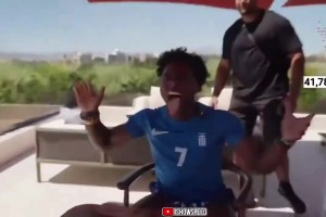 字母哥一個(gè)后仰直接把椅子靠背坐斷 甲亢哥笑嘻了??