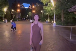 走娛樂圈吧！卓識身穿紅色連衣裙，這曲線完美！